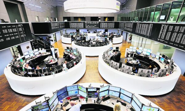 Bolsas da Europa fecham perto da estabilidade com foco no petróleo e no balanço da Nvidia