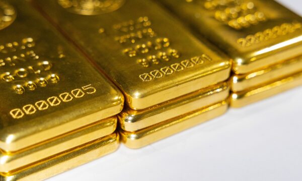 Ouro dispara com recompras do Tesouro americano e desvalorização do dólar