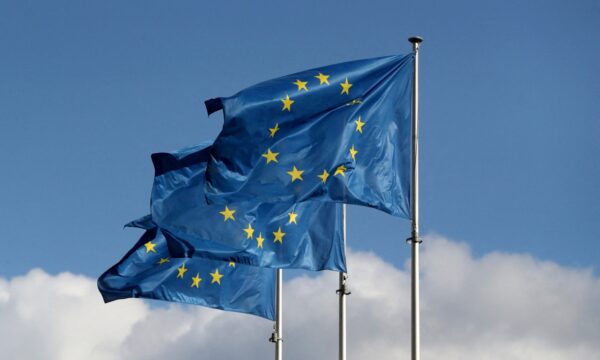 Crescimento da atividade empresarial na zona do euro atinge nível mais alto desde novembro, mostra PMI