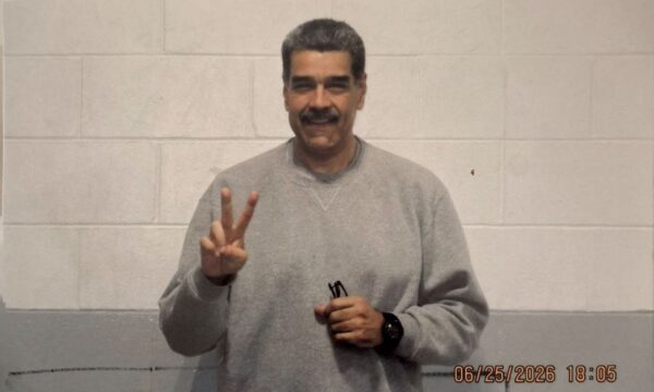 Sorridente e com mensagem religiosa, Maduro aparece em fotos na prisão nos EUA