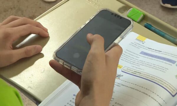 Celular vira ferramenta pedagógica em escolas, mas infraestrutura tecnológica e conexão de internet são desafios, dizem gestores