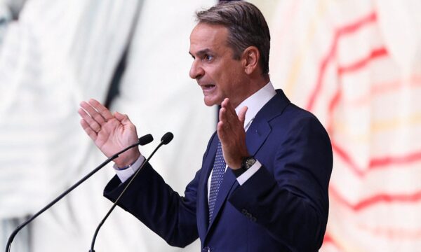 Grécia anunciará pacote superior a 2 bi de euros em cortes de impostos e salários