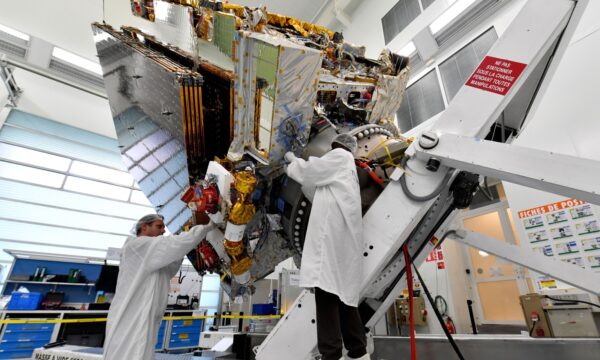 Eutelsat, rival da Starlink, planeja expandir OneWeb após encomendar 1 bi de euros em satélites