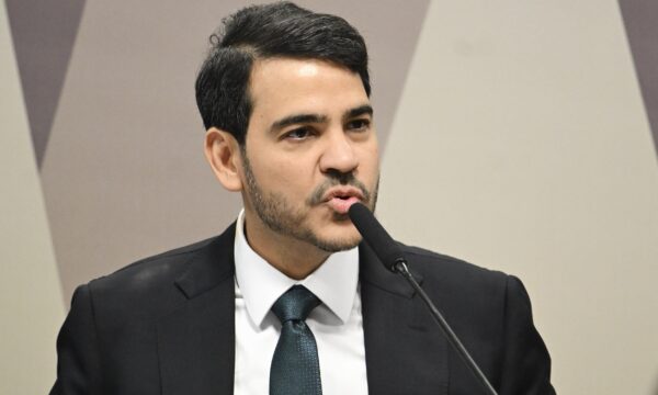 AGU decidiu não questionar decisões de Mendonça após fazer 'análise técnica e jurídica' do caso