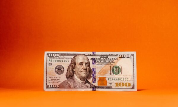 Bitcoin sobe acima dos US$ 79.500, mesmo com mercado prevendo alta nos juros