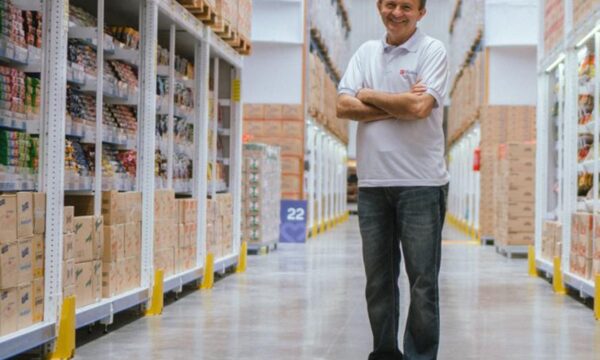 Quem é o bilionário que saiu do top 10 da Forbes após fortuna cair mais de 50%