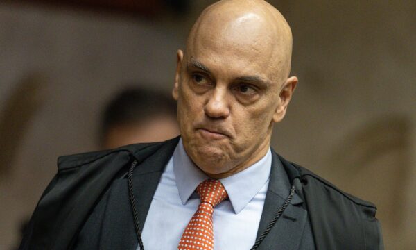 Moraes diz que Mendonça promoveu investigação 'ilegal' e nega favorecimento a Vorcaro