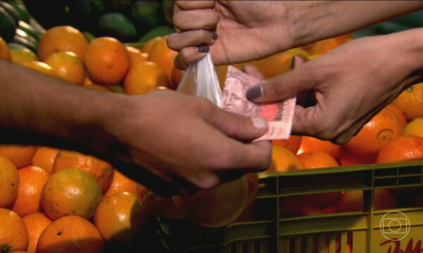 Fazenda reduz previsão de crescimento da economia para 2% e cita alta do peso das dívidas das famílias