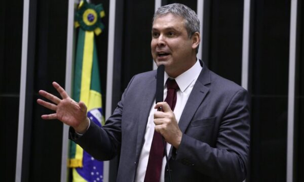 Governistas pedem quebra de sigilo do caso Dark Horse e isonomia de tratamento no Caso Master