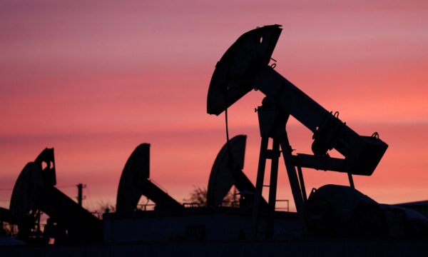 Preços do petróleo sobem acima de 3% após novos ataques à Arábia Saudita e ao Estreito de Ormuz