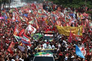 Após quase duas horas de caminhada, Lula encerra presença em ato em  Copacabana e destaca voto feminino
