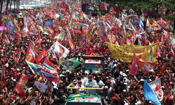Após quase duas horas de caminhada, Lula encerra presença em ato em  Copacabana e destaca voto feminino
