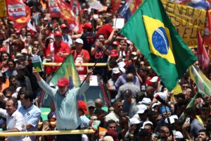 Pneu de carro de Lula fura; presidente aproveita para falar com público em Copacabana