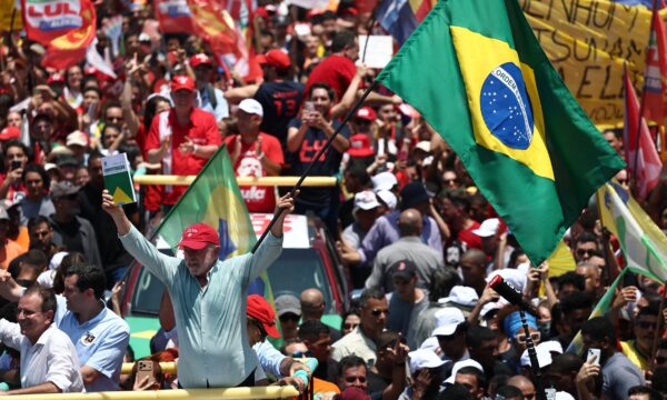 Pneu de carro de Lula fura; presidente aproveita para falar com público em Copacabana
