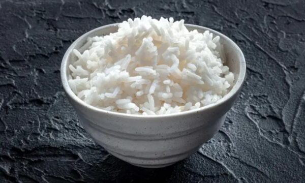 Faz diferença? Qual a ciência por trás do ato de lavar o arroz antes de cozinhar