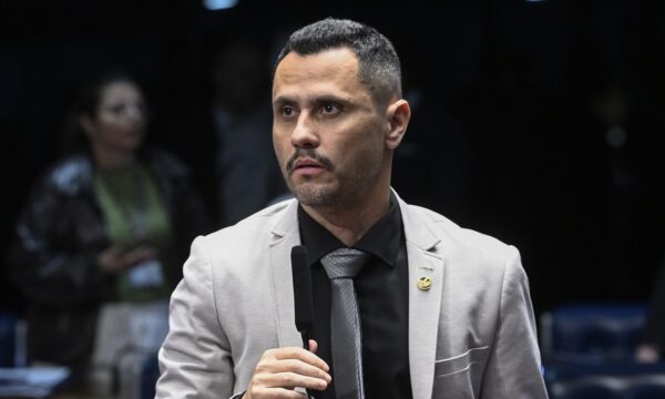 Cleitinho reafirma apoio a Flávio Bolsonaro no segundo turno