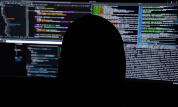 Polícia espanhola prende adolescente de 16 anos suspeito de liderar grupo de hackers em investigação na Europa