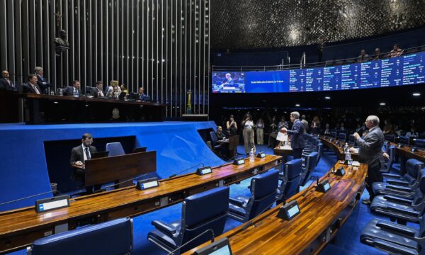 Candidatos ao Senado recebem de partidos mais do que podem gastar