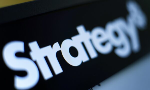 Strategy compra mais 334 bitcoins e atinge reserva recorde de 848 mil BTC